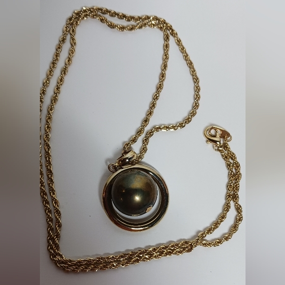 Gold tone necklace with faux pearl  pendant - Picture 4 of 6